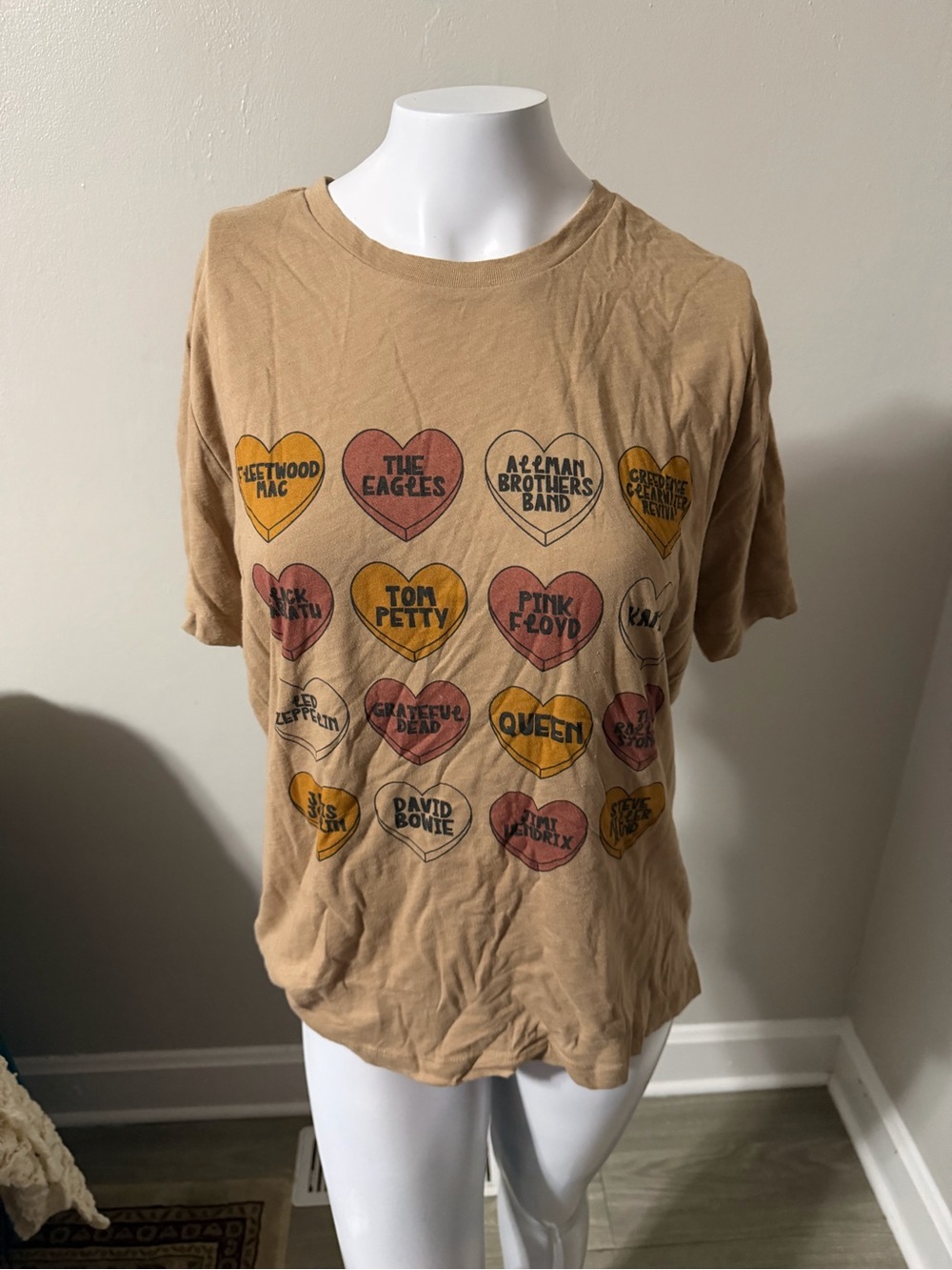 Graphic Band Hearts women’s T‑Shirt in Tan